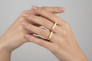 Modelo com anéis bar prata e ouro