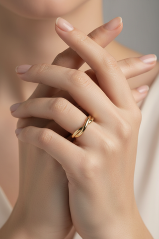 Modelo com anel de ouro torcido