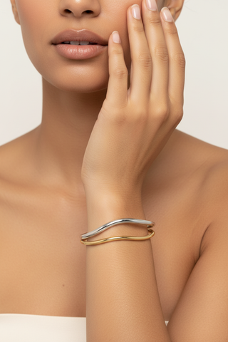 Modelo com bracelete bicolor