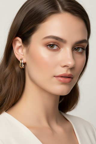 Modelo com brincos bicolor