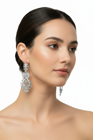 Modelo com brincos de filigrana prateados