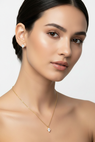 Modelo com brincos de zircónia e colar dourado