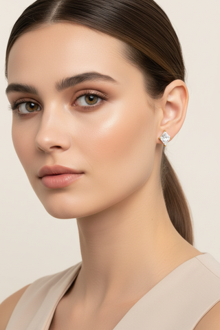 Modelo com brincos dourados