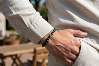 Modelo com pulseira de contas verde e preta