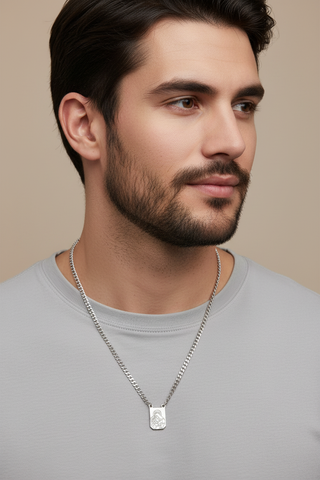 Modelo masculino com colar de Nossa Senhora