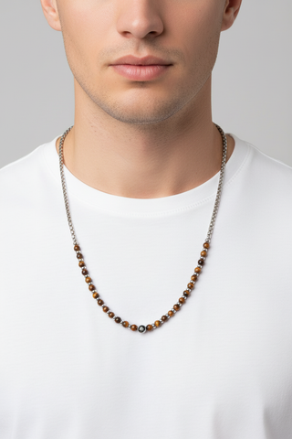 Modelo masculino com colar de olho de tigre