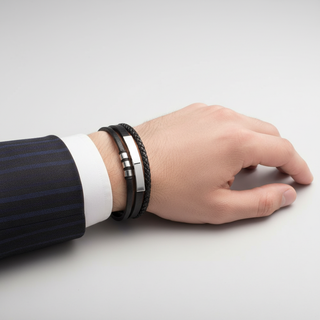 Modelo masculino com pulseira de couro preta e aço