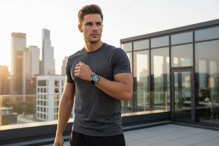 Modelo masculino com relógio cronógrafo Festina