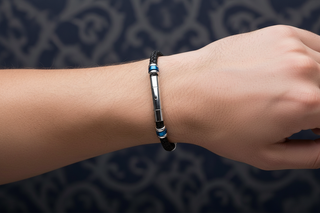 Pulseira azul com modelo masculino