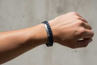 Pulseira Azul com modelo masculino