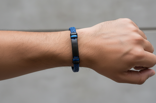 Pulseira Azul e Preta com modelo masculino