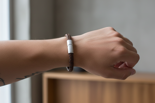 Pulseira Castanha com modelo masculino