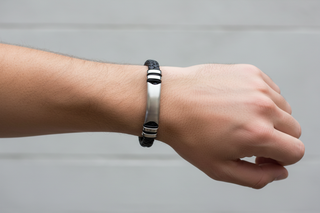 Pulseira Preta e Prateada com modelo masculino